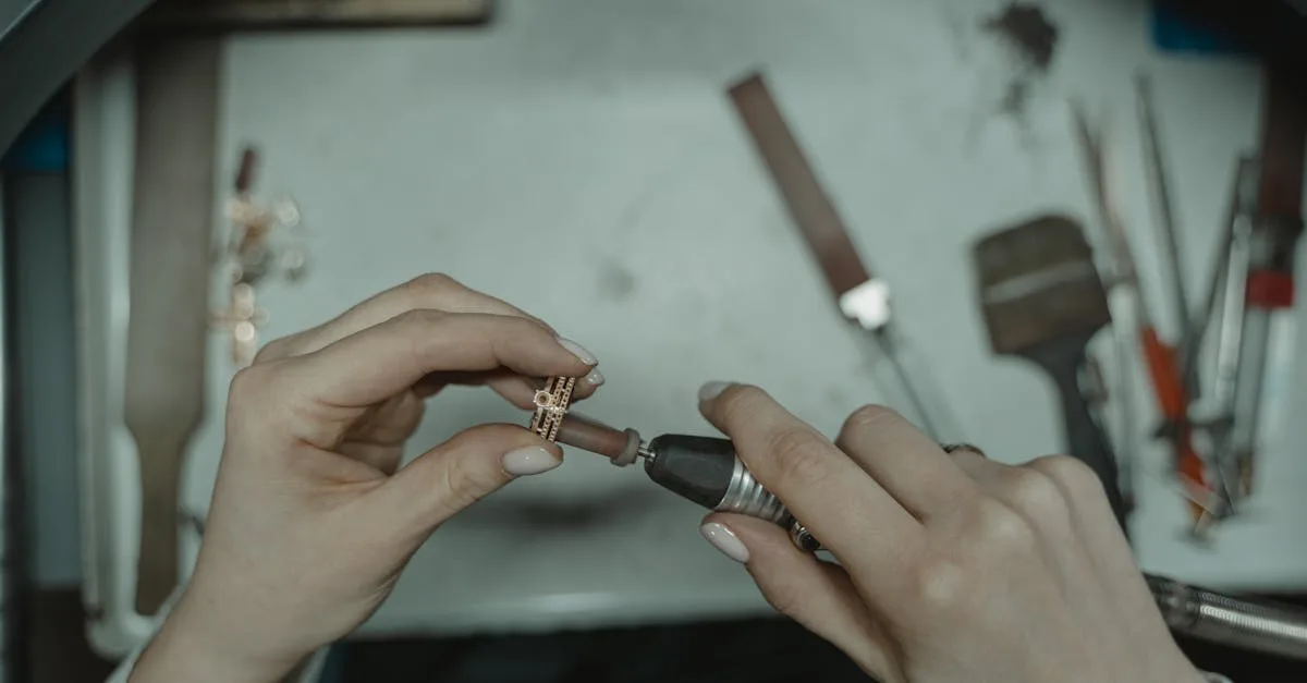 découvrez l'artisanat de la bijouterie, un savoir-faire alliant précision, créativité et matériaux précieux pour créer des pièces uniques et élégantes.