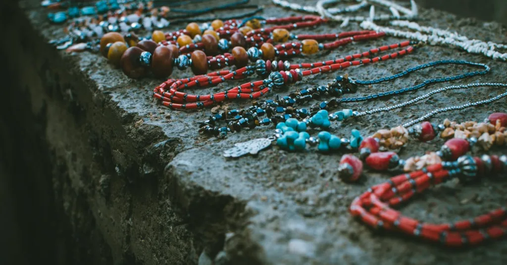 découvrez l'artisanat de la joaillerie : un savoir-faire précis alliant créativité et expertise pour des bijoux uniques et élégants.