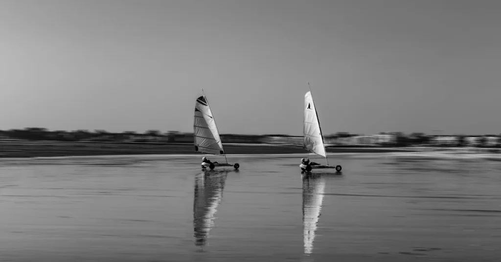 découvrez le land sailing, un sport nautique terrestre alliant vitesse et sensations fortes grâce à des voiles propulsées par le vent sur des charrettes à roues. parfait pour les amateurs d'aventure et de plein air.
